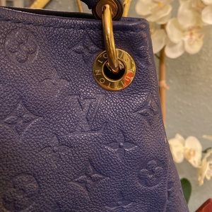 Authentic Louis Vuitton artsy MM bag